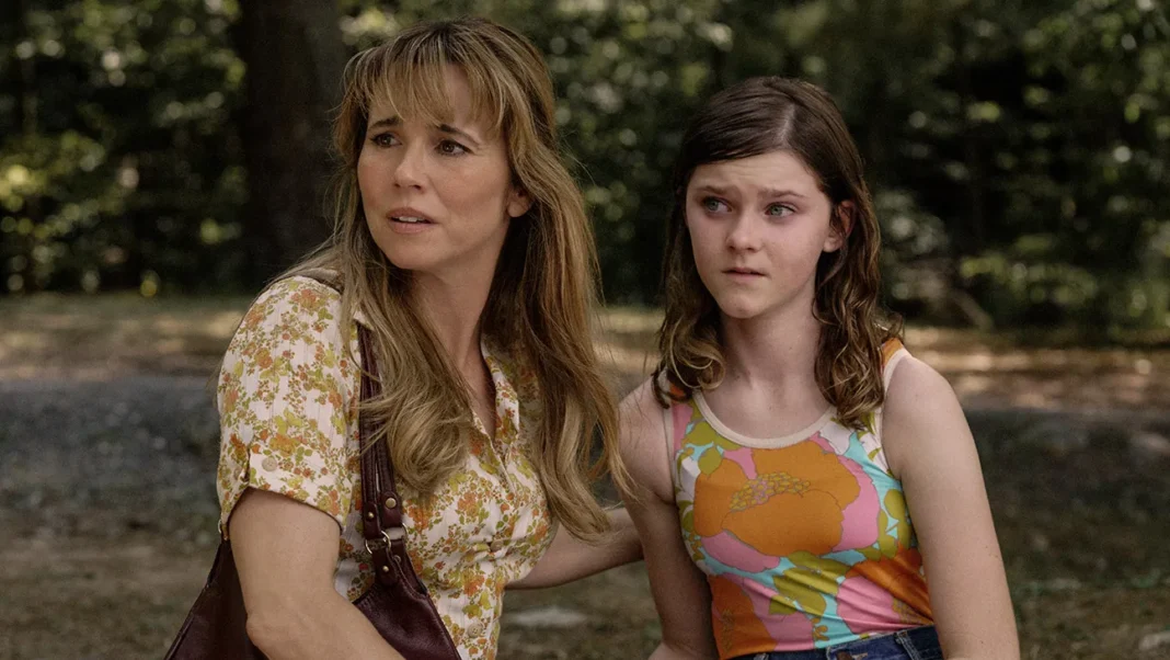 Linda Cardellini as Pam Voorhees, Gwendolyn Sundstrom as Grace in Crystal Lake